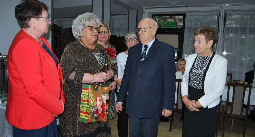 Mirosław Szymczyk, prezes honorowy osób niewidomych otrzymał okolicznościową statuetkę i podziękowania za wsparcie Koła w Starachowicach