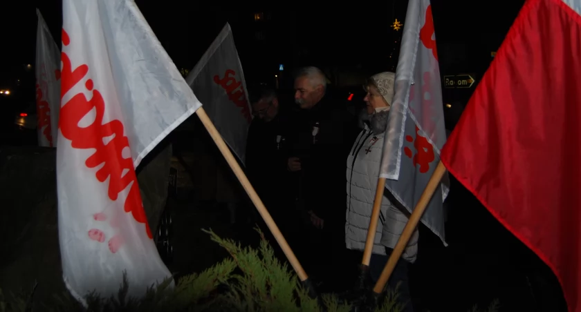 Poszczególne delegacje złożyły wiązanki kwiatów i paliły znicze na znak Solidarności. 