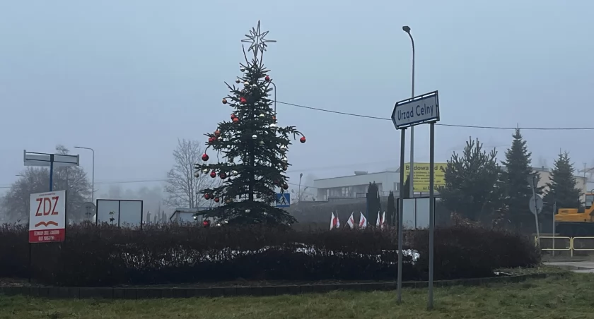 Krzywa choinka na rondzie Solidarności w Starachowicach