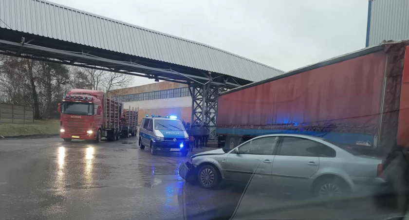 Do kraksy doszło do pobliżu firmy Cersanit