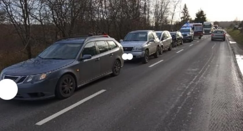 W wyniku zdarzenia pasażer z urazem głowy, a także bólem ręki po opatrzeniu przez ratowników medycznych został przewieziony do szpitala.