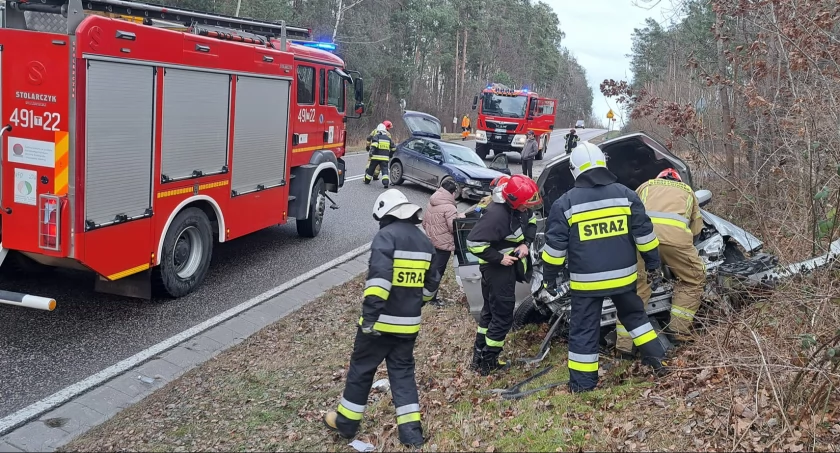 W wyniku zdarzenia jeden z samochodów zjechał z drogi i zawisł na skarpie