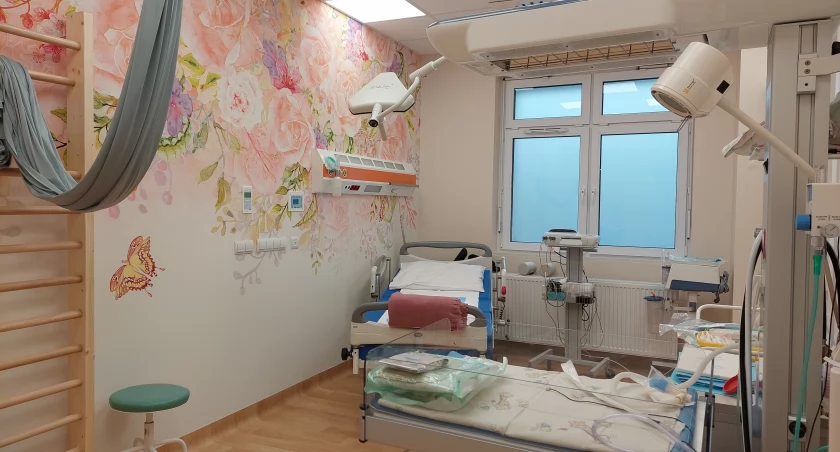 Kolorowa i przyjazna dla oka sala porodowa...