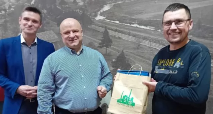 Piotr Rola (z prawej) otrzymał nagrodę za prawidłową odpowiedź. Wręczyli ją: Oskar Gruszczyński i Paweł Kołodziejski, dyrektor Muzeum Przyrody i Techniki w Starachowicach