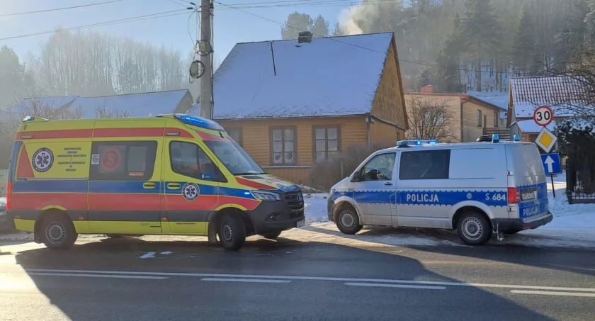 Mimo próby podjęcia pomocy, lekarz zespołu ratownictwa medycznego stwierdził zgon 77-letniej kobiety