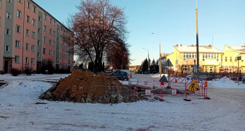 Awaria sieci ciepłowniczej jest w okolicach pawilonu handlowego przy ul. Lipowa 29 w Starachowicach