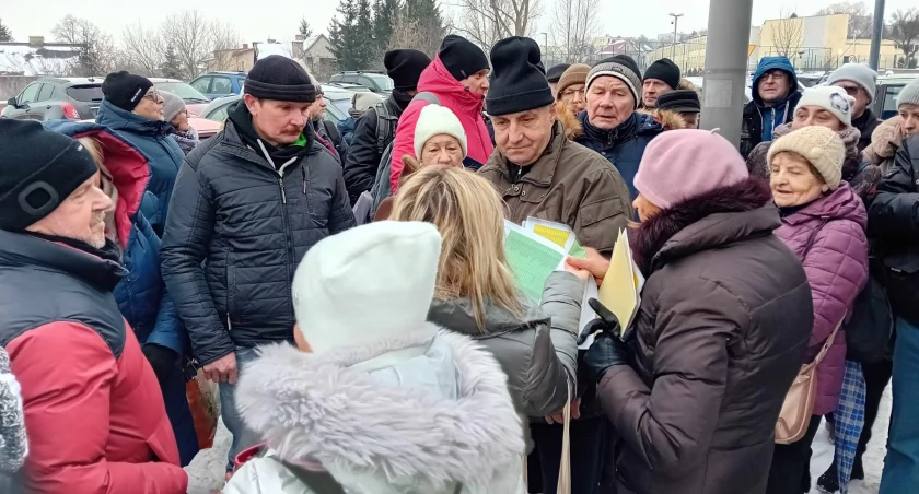 Liczne grono protestujących wyjechało w samo południe spod kościoła Św. Trójcy w Starachowicach