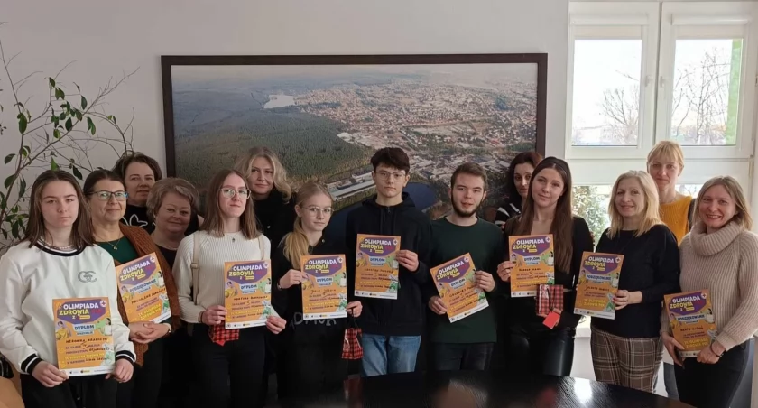 Nagrody dla laureatów Olimpiady Zdrowia wręczyli: Ernest Kumek, wiceprezes Zarządu Rejonowego PCK w Starachowicach, Aneta Kosterna, opiekun PCK i Agnieszka Pastuszka z Powiatowej Stacji Sanitarno-Epidemiologicznej 