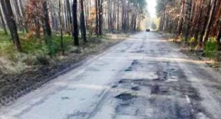 Droga od Marcinkowa w kierunku Majkowa jest w fatalnym stanie, tych dziur nie ma już jak omijać - alarmują kierowcy 