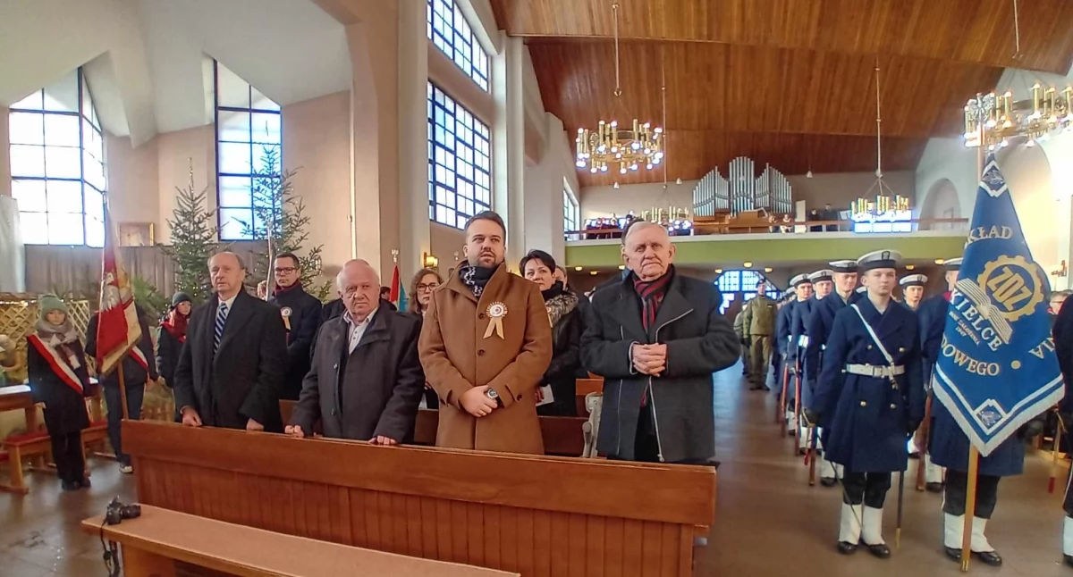 Zdjęcie: Uczestnicy mszy świętej w wierzbnickim kościele