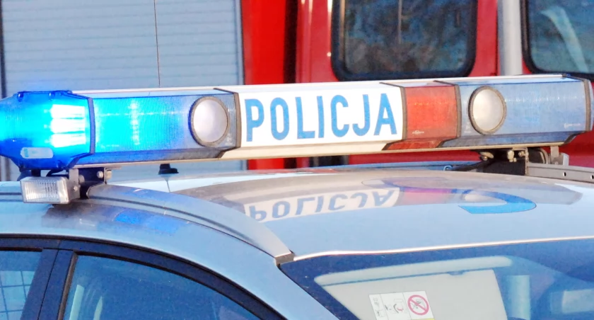 Pracownicy drogerii wezwali na miejsce policję, która prowadzi działania mające na celu zidentyfikowanie sprawcy