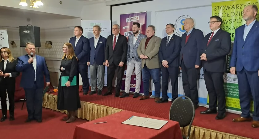 Porozumienie w imieniu partii i organizacji pozarządowych podpisali: Jarosław Łyczkowski (Stowarzyszenie Twój Samorząd Teraz), Piotr Capała (Platforma Obywatelska), Dariusz Grunt (Stowarzyszenie Spółdzielców i Wspólnot Mieszkaniowych), Sylwester Kwiecień (Lewica), Ireneusz Gwóźdź (Trzecia Droga Polska 2050 Szymona Hołowni), Dariusz Dąbrowski (PSL), Sławomir Celebański (Stowarzyszenie Inicjatywa dla Starachowic), a także Jan Wzorek (Ruch Społeczny Razem dla Mieszkańców).