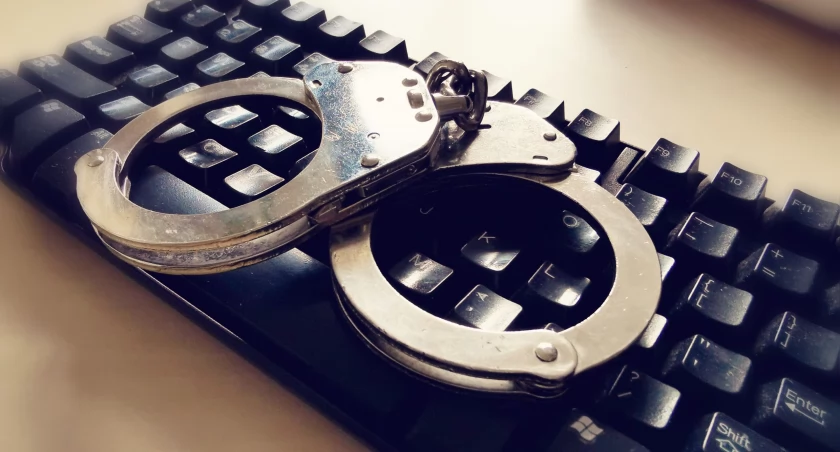 Policja została poinformowana o zajściu, a śledczy podejmują odpowiednie kroki w celu zidentyfikowania i schwytania sprawcy