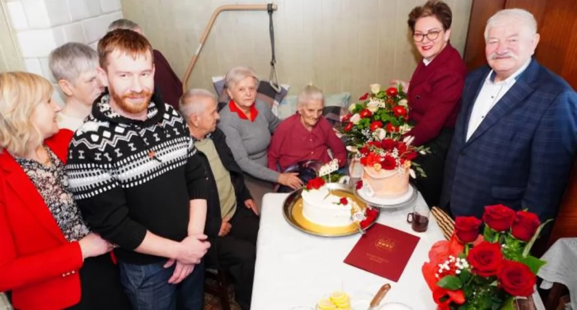 Oprócz przedstawicieli samorządu gminy Brody, na uroczystość u Stulatki przyjechała rodzina z bliższych miejscowości, znad morza oraz z Niemiec (fot. UG Brody). 