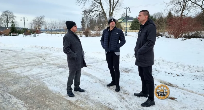 Po podpisaniu umowy Sebastian Staniszewski, zastępca burmistrza, wraz z wykonawcami wybrał się w teren, aby obejrzeć przyszłe miejsce budowy (fot. UMiG Wąchock)
