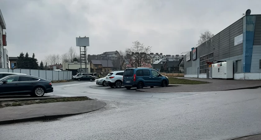 Koło marketu Carrefour na osiedlu Południe jest problem z parkowaniem 