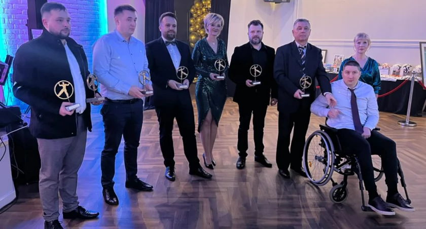Zanim zabawa na tanecznym parkiecie rozpoczęła się na dobre, organizator wydarzenia Marcin Nowakowski wręczył okolicznościowe statuetki, w dowód wdzięczności za okazane serce
