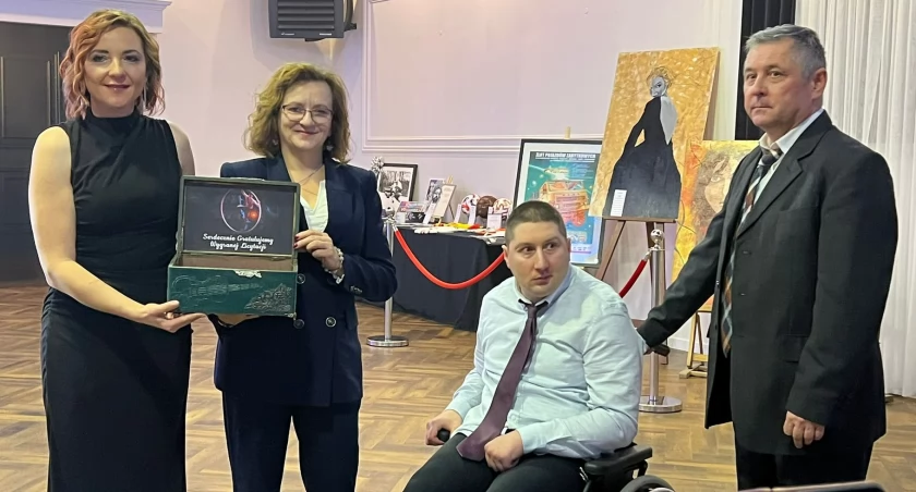 W balu uczestniczyło ponad 100 osób
