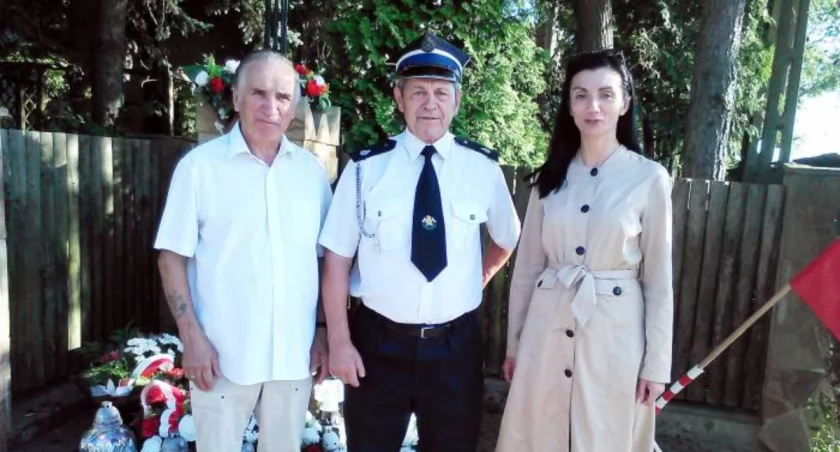 Wioletta Sobieraj z tatą Adolfem Spadło oraz Marianem Gładysiem (strażak) podczas dorocznych uroczystości organizowanych przez pana Mariana w Grzybowej Górze 