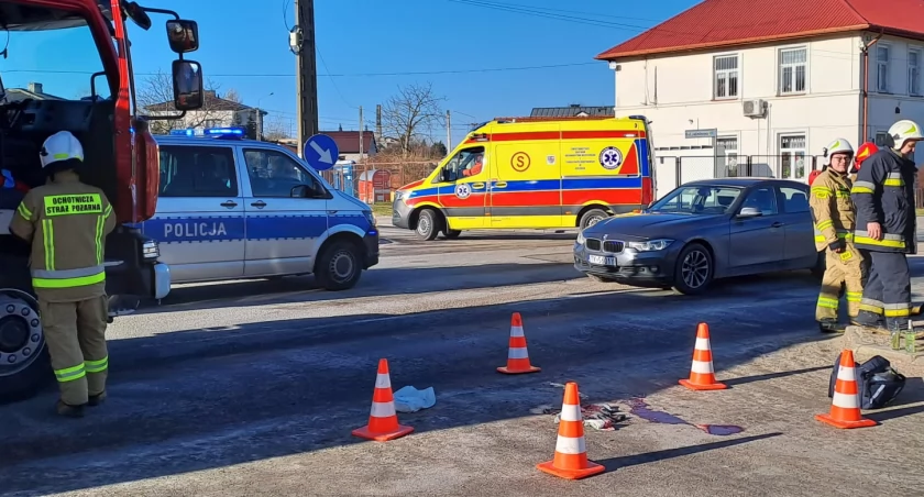 Zdjęcie: Napastnik chciał dostać się na teren posterunku policji w Mircu. Podpalił wejście do budynku. W tym miejscu został zatrzymany 