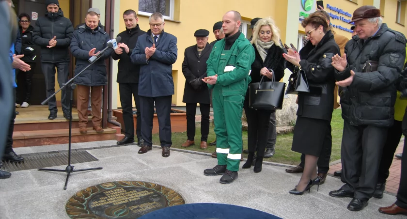 Pamiątkowa tablica poświęcona byłym pracownikom została odsłonięta przy wejściu do siedziby PWiK 