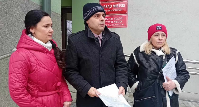 Barbra Głowacka-Lewkowicz, Paweł Lewkowicz i Iwona Jaśkiewicz brali udział w konferencji pod Urzędem Miejskim w Starachowicach 