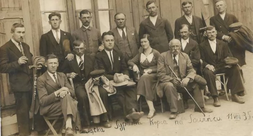Zdjęcie z 1935 roku - na nim Dziadek Franciszek- Ksawery Niwicki to starszy jegomość, trzeci od prawej, z wąsami i laseczką w jasnym garniturze siedzący w sąsiedztwie kobiety. Proszę zwrócić uwagę na zakurzone obuwie uczestników zdjęcia - chyba naprawdę sypali kopiec... 