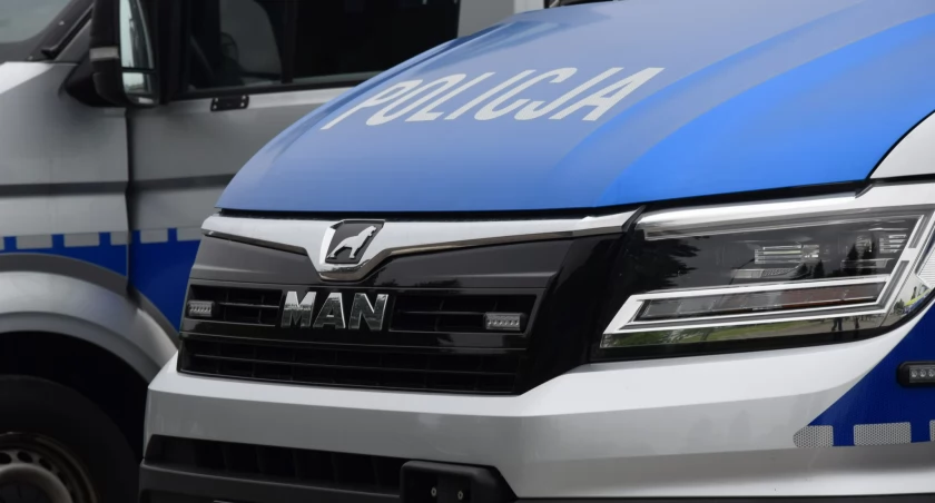 Ok. godz. 22 starachowiccy policjanci, a także ratownicy medyczni zostali powiadomieni o poszkodowanej osobie, w wyniku potrącenia przez samochód