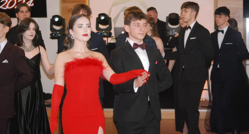 Studniówkę rozpoczął tradycyjny polonez, w chorografii przygotowanej przez kolejną z absolwentek popularnej 
