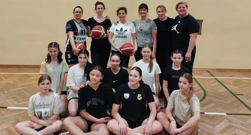 Naprzeciw siebie stanęły kadetki Feniska i ich mamy