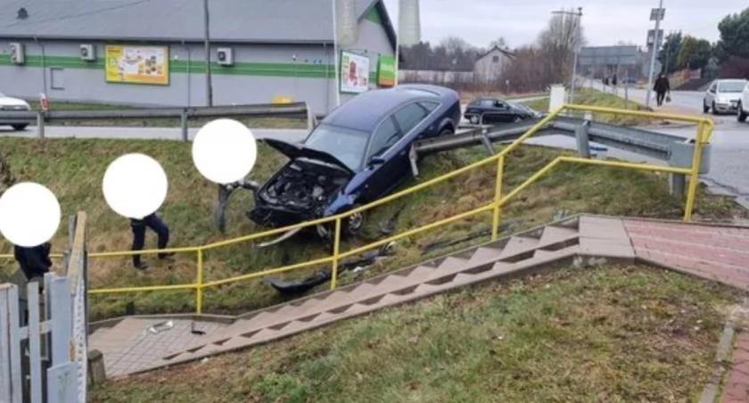 Jak wynikało z ustaleń stróżów prawa 20-letni kierowca, starając się uniknąć zderzenia z toyotą, stracił panowanie nad pojazdem