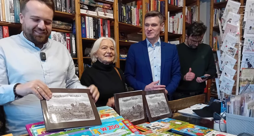 Wydarzenia, Unikalna pamiątka Wierzbnika miejscowej księgarni - zdjęcie, fotografia