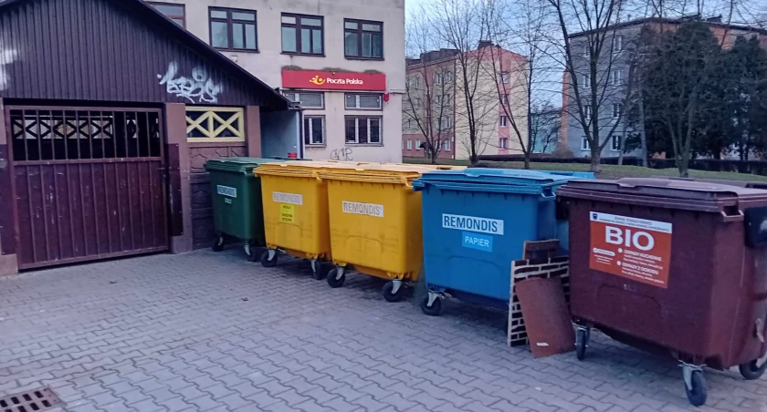 Taki ład i porządek przy altanie śmietnikowej, przy ul. Słonecznej w Starachwoicach