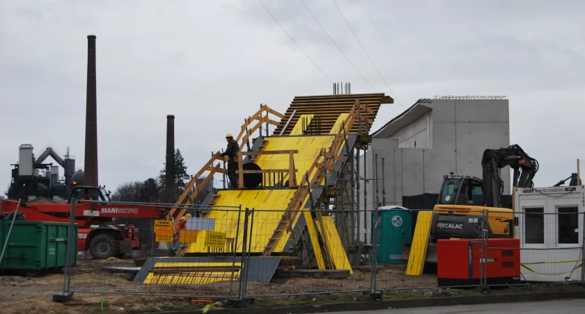 Pierwsze podpory pod wiadukt wyłaniają się już ziemi... 