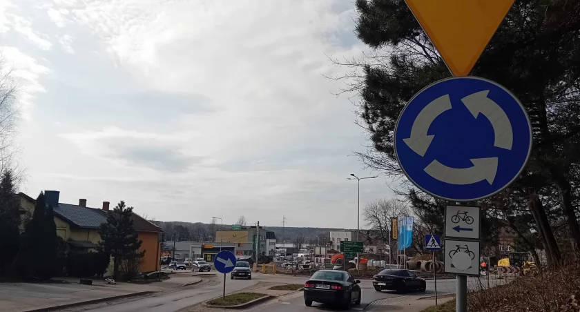 Oznakowanie wskazywałoby na to, że rondo jest, faktycznie jednak po dawnym rondzie nie ma śladu 