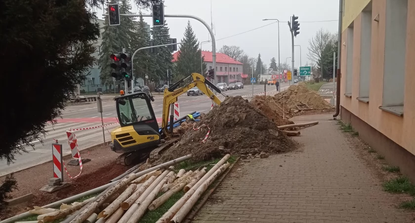 Prace koło policji przy Al. Armii Krajowej w Starachowicach trwają od jesieni ub. roku 