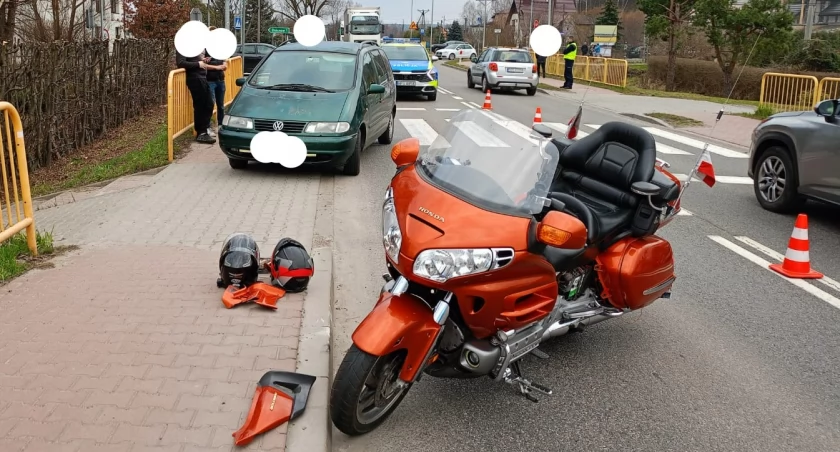 W wyniku zderzenia ucierpiał kierowca motocykla 