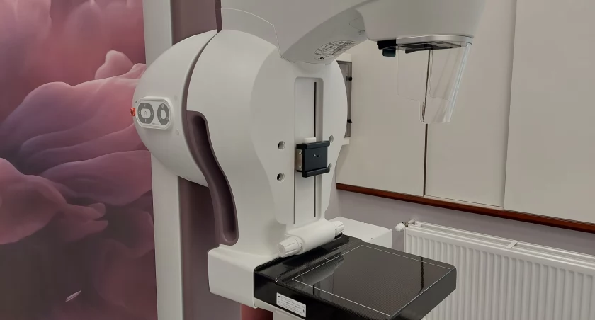 Bardzo precyzyjny system kontroluje i dostosowuje nacisk podczas zbierania obrazów z piersi, co pomaga zapewnić wysoką jakość obrazu i zmniejszyć dyskomfort pacjentek