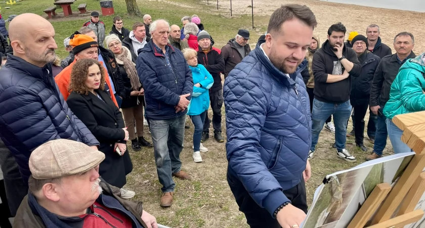 Prezydent Marek Materek omawiał założenia do projektu na zagospodarowanie otoczenia zbiornika Piachy 