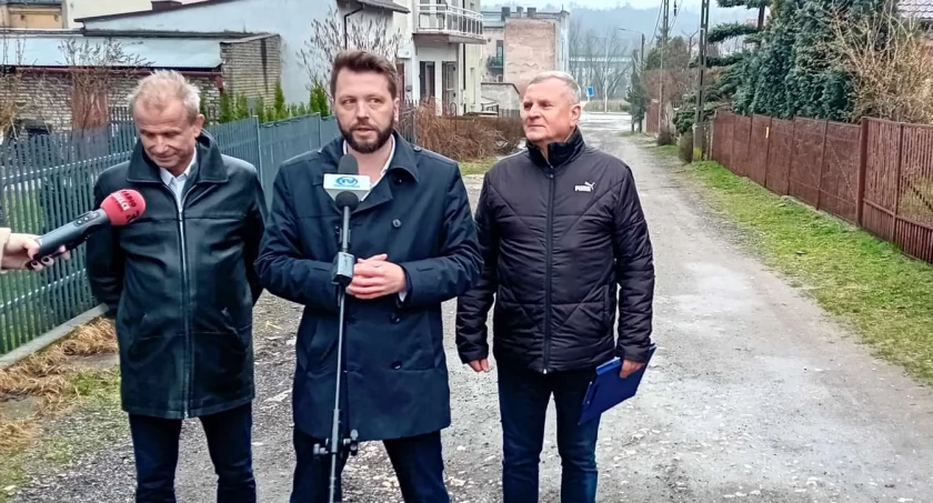 Podczas spotkania z mieszkańcami na targu temat ul. Wigury wybrzmiał dwukrotnie, dlatego tu jest inauguracja programu dla okręgu 1 i 2 - mówili Piotr Capała oraz Dariusz Grunt i Mirosław Gęborek