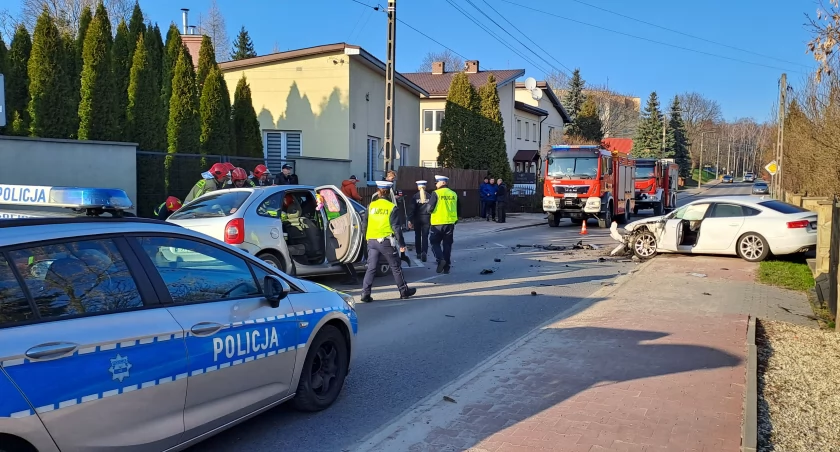 Pomocy poszkodowanemu mężczyźnie udzielali strażacy i zespół ratownictwa medycznego