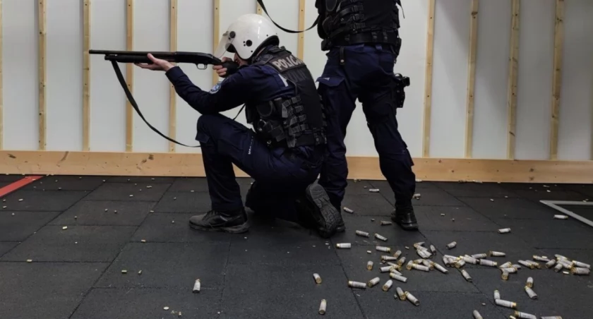 By opanować sytuację policjant oddał strzał z broni gładkolufowej
