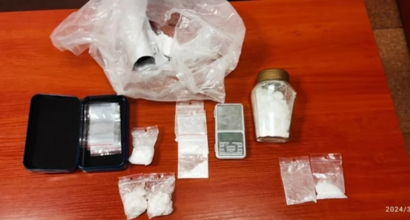 Akcja policji pokazuje, jak determinowani są stróże prawa w walce z nielegalnym obrotem narkotykami oraz jak surowe konsekwencje mogą spotkać tych, którzy łamią prawo w tej materii
