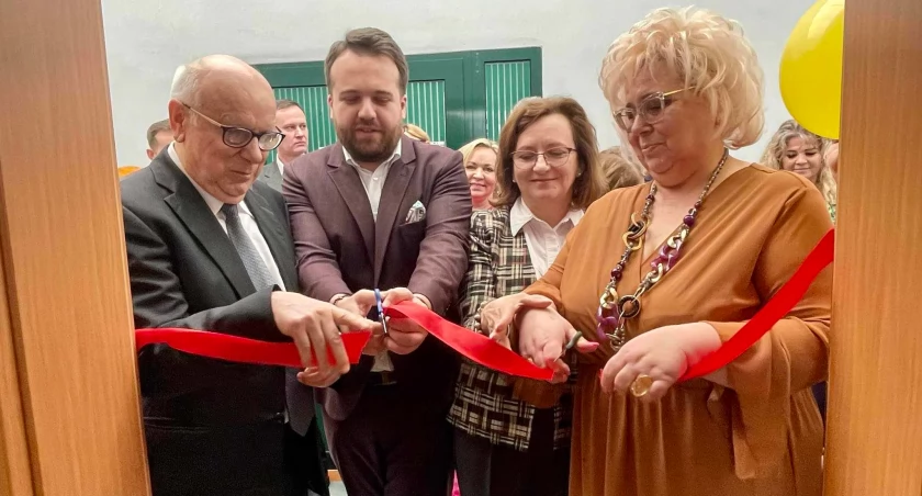 Uroczyste przecięcie wstęgi z udziałem poseł Agaty Wojtyszek, prezydenta Marka Materka i Mirosława Szymczyka, honorowego prezesa związku niewidomych 
