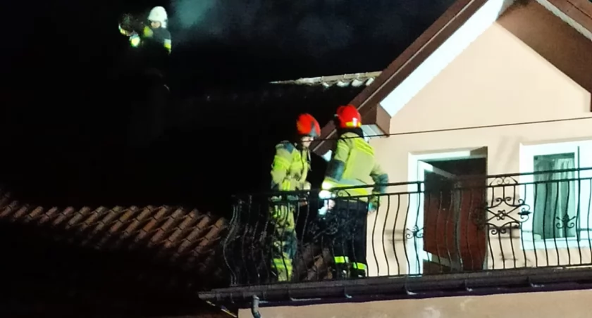 Okresowa kontrola wymagana jest minimum raz w ciągu roku, a czyszczenie przewodów kominowych od palenisk opalanych paliwami stałymi np. drewnem lub węglem co 3 miesiące