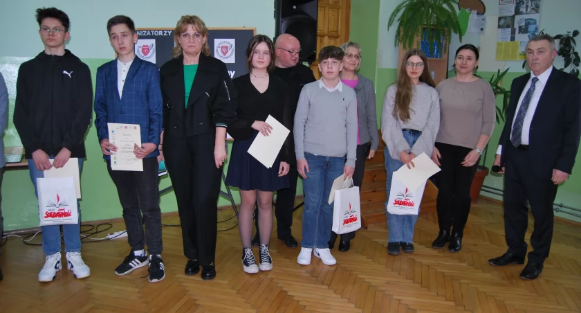 Najlepsza piątka otrzymał finansowe granty, które wręczyli Robert Słoka, Paweł Rdzanek z Solidarności, Stanisław Wojtan, członek Zarządu Powiatu starachowickiego i Jakub Mularczyk z IPN 