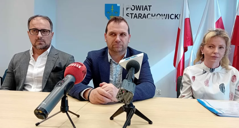 Do skorzystania z opieki wytchnieniowej zachęcali starosta Piotr Ambroszczyk, Aneta Świercz i Rafał Dobrowolski 