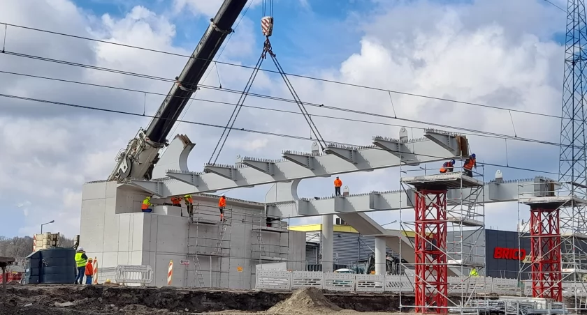 Rozpoczął się montaż stalowej konstrukcji wiaduktu 