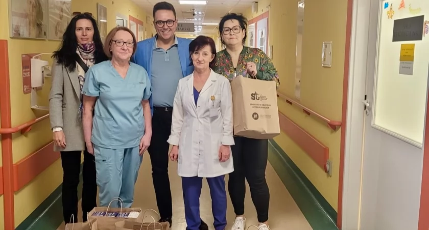 Zdjęcie: (od lewej) Małgorzata Chaja (STO), Dorota Szyma (pielęgniarka oddziałowa), Piotr Babicki (JES), Elżbieta Łazarska – Myśliwska (kierownik oddziału pediatrycznego), Agnieszka Idzik – Napiórkowska (STO)