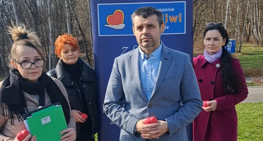 Paweł Lewkowicz i członkowie Stowarzyszenia Wrażliwi Społecznie wypominali niespełnione obietnice